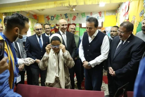نائب رئيس الوزراء وزير الصحة والسكان ووزير التربية والتعليم يتفقدا أعمال مبادرة "عيون أطفالنا مستقبل...